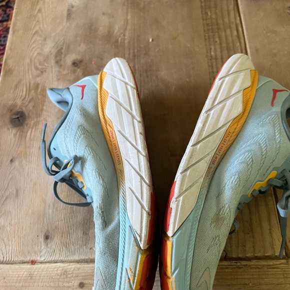 Hoka Arahi 6 in Light Gray and Orange - Picture 5 of 13